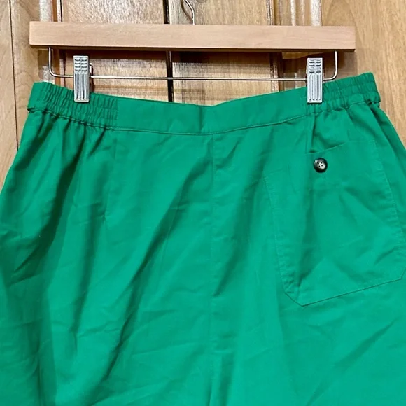 Karen Scott - Kelly Green Pleated Front Wide Leg Long Shorts - EUC - 16 - Picture 4 of 6